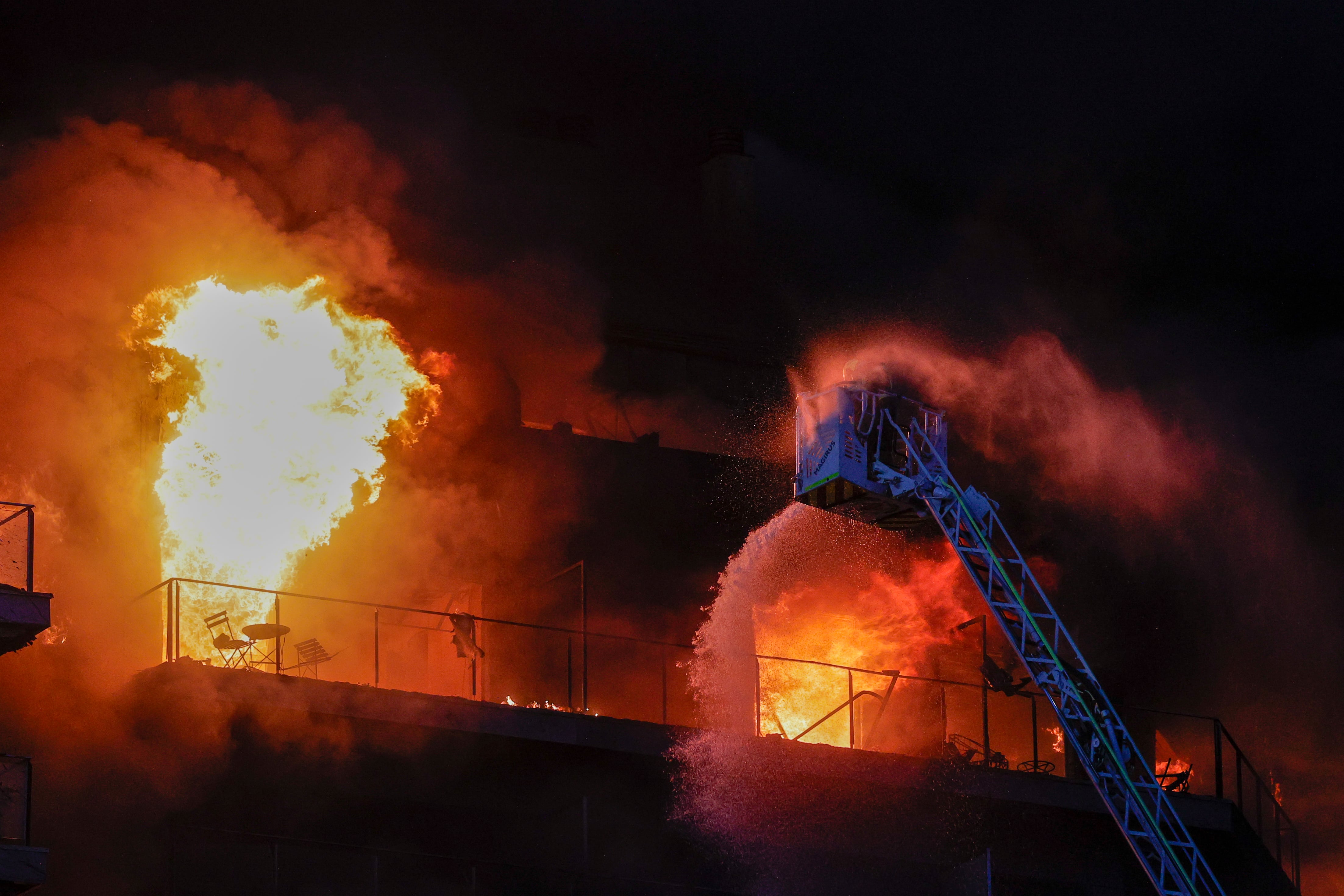 Bomberos trabajan en el incendio.