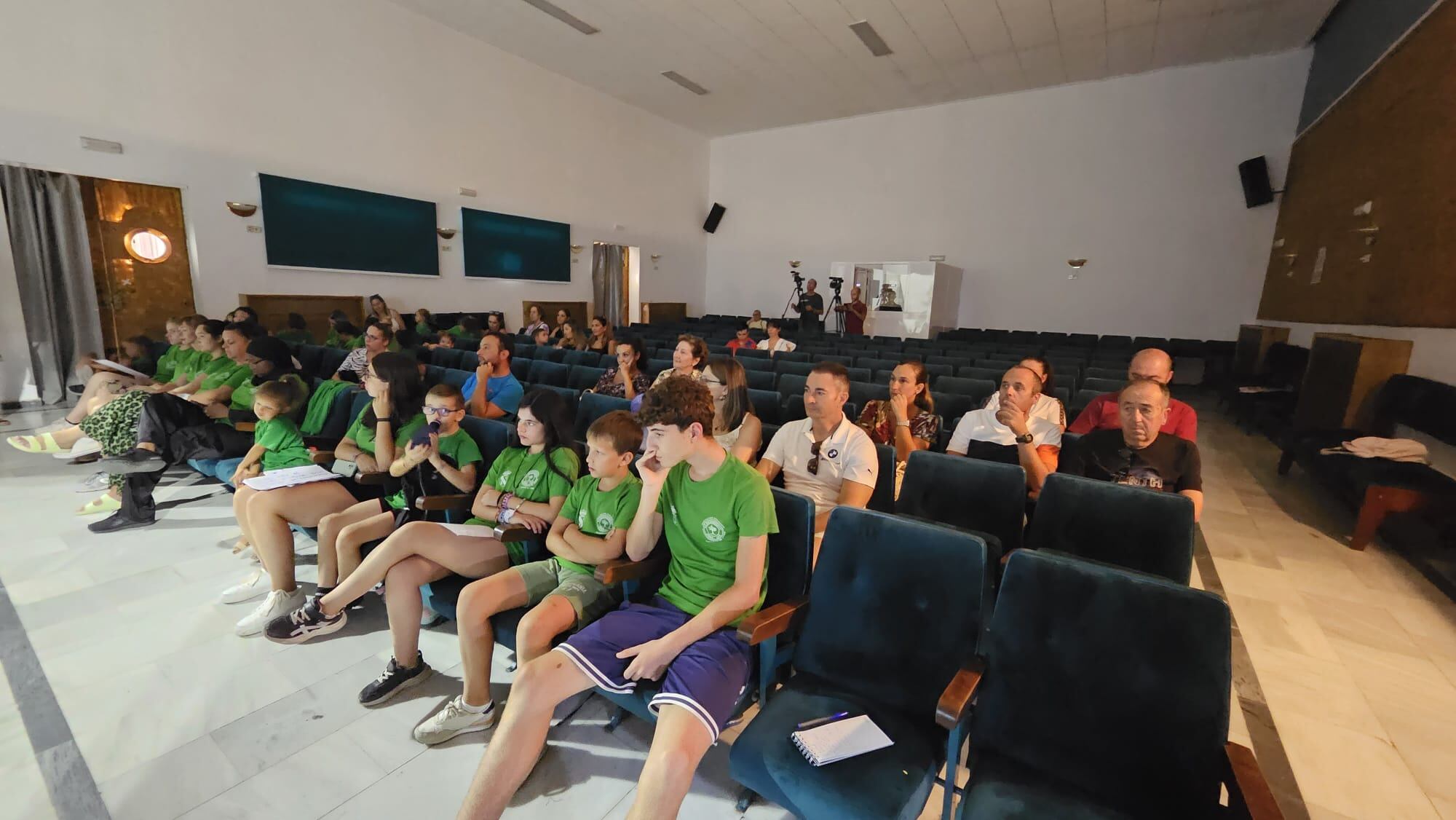 Público asistente al acto de Clausura de la Escuela de Verano &#039;Guardaosques de Jódar&#039;