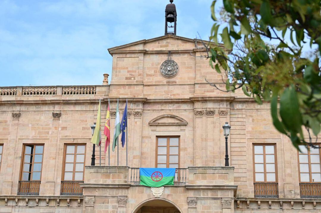 Bandera del pueblo gitano en la fachada del Palacio Municipal.