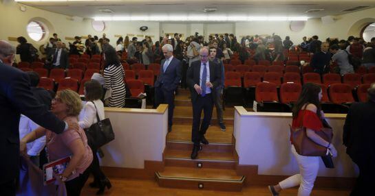 Asistentes a la conferencia se retiran del aula magna de la universidad autónoma.