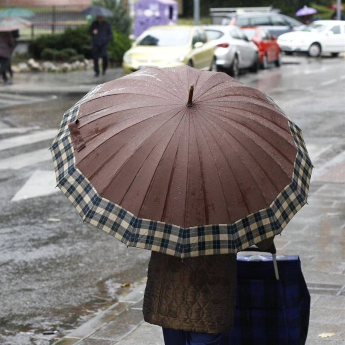 Las lluvias inundan las calles y activan la alerta amarilla en la provincia