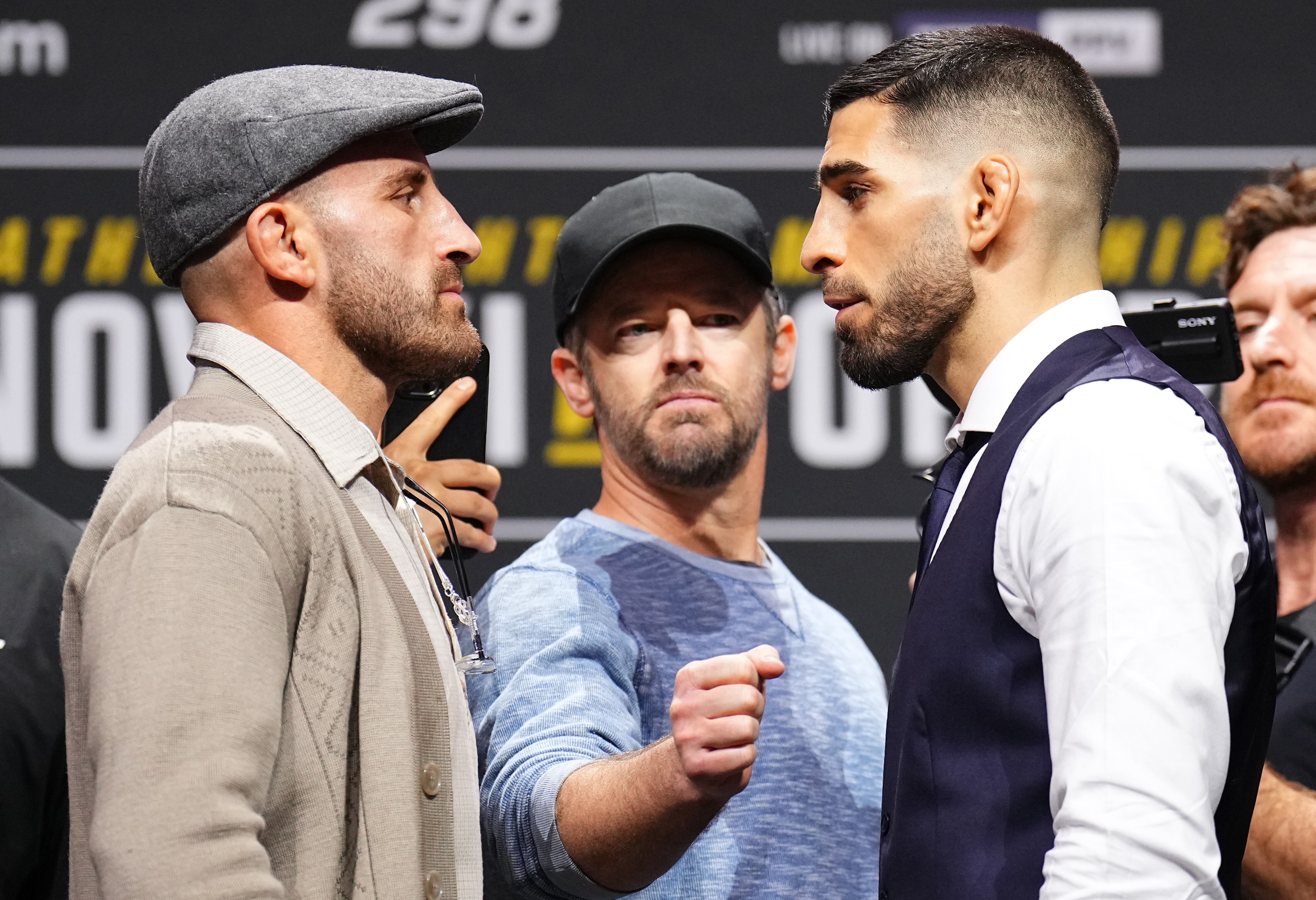 Alexander Volkanovski e Ilia Topuria se miran cara a cara durante la rueda de prensa de la UFC 298 celebrada en el Honda Center. (Photo by Chris Unger/Zuffa LLC via Getty Images)