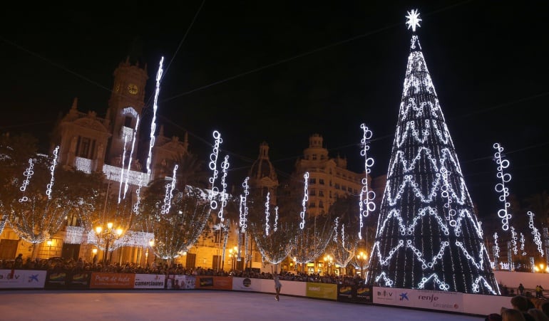 El alumbrado y decorado navideño en la plaza del Ayuntamiento de València durante el año pasado en una imagen de archivo.