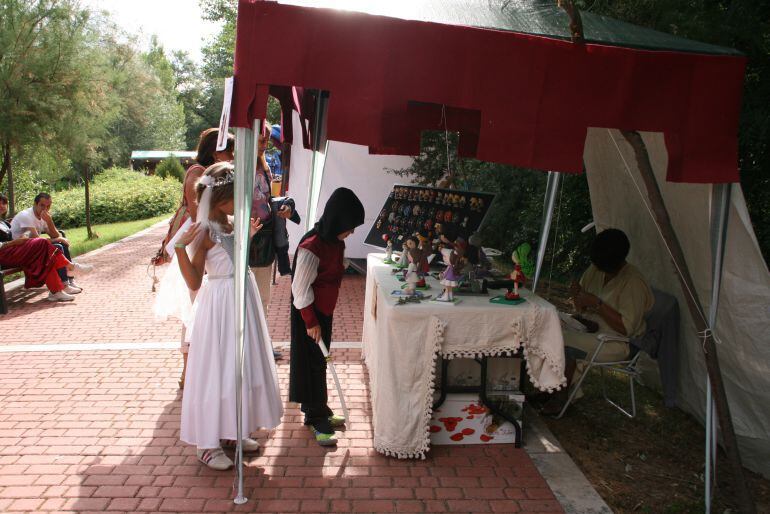 Uno de los puestos artesanos en la feria