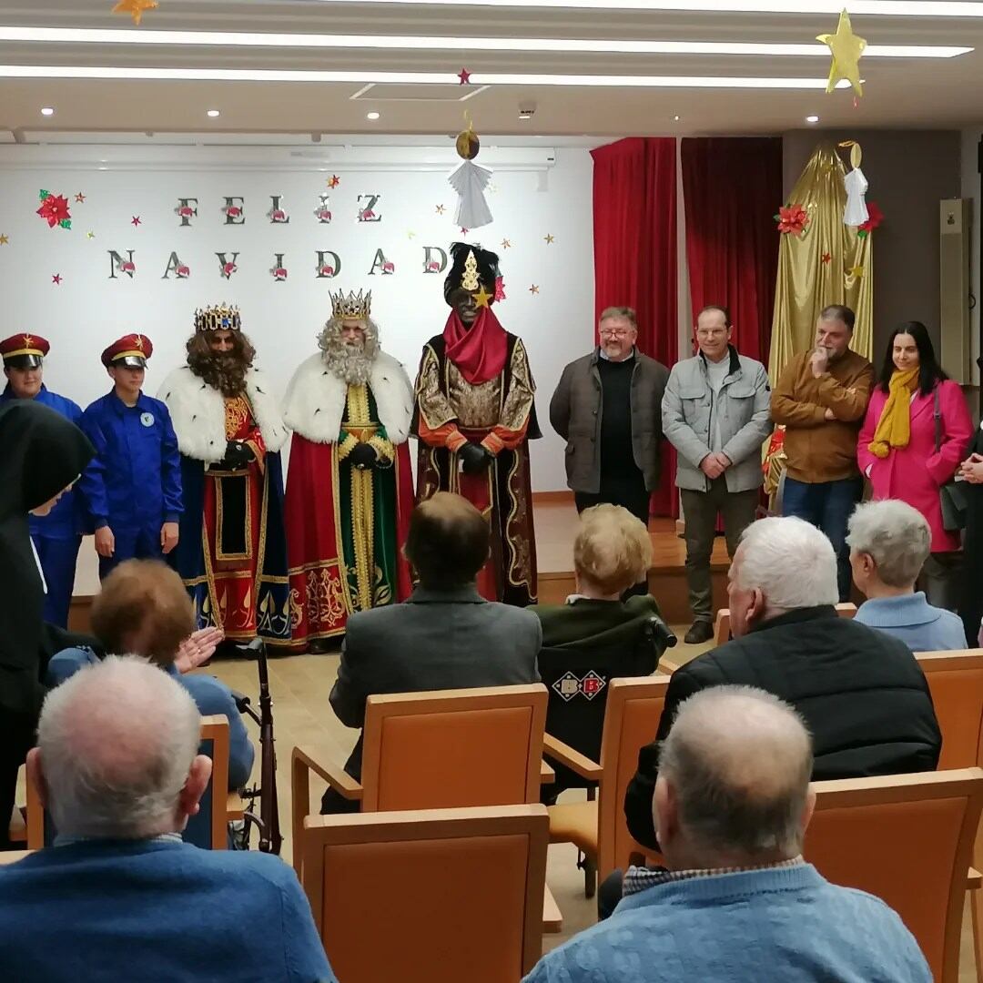 Visita de los reyes magos al asilo de Villena