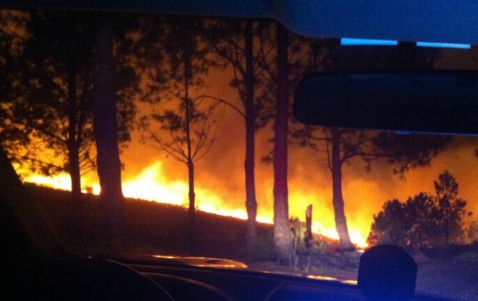 El incendio ha movilizado a dotaciones de Bomberos, Guardia Municipal, Ertzaintza y Protección Civil