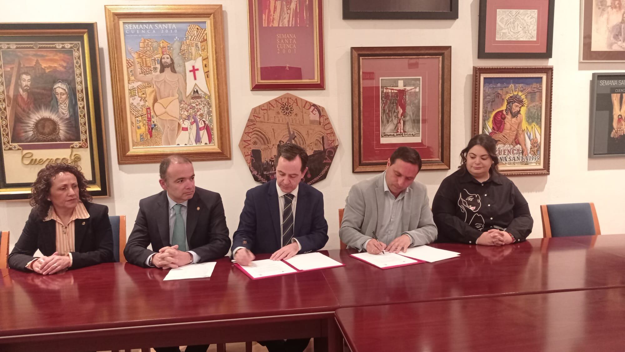 Firma del convenio entre la Junta de Cofradías y la Diputación de Cuenca