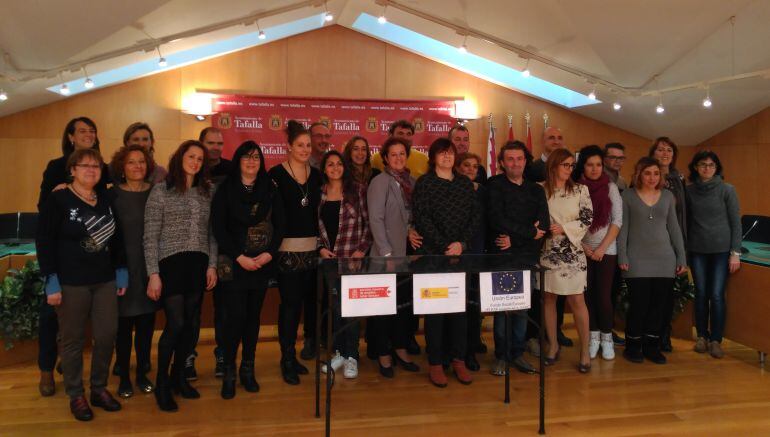 Alumnado Escuela Taller junto a profesorado, autoridades y empresarios colaboradores