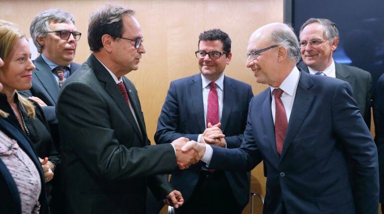 El ministro de Hacienda y Administraciones Públicas en funciones, Cristóbal Montoro saluda al conseller de Hacienda y Modelo Económico valenciano, Vicent Soler.