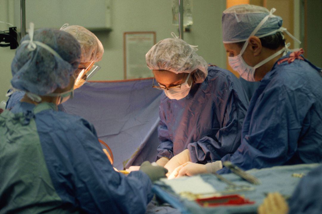 Varios profesionales en el momento de una intervención quirúrgica 