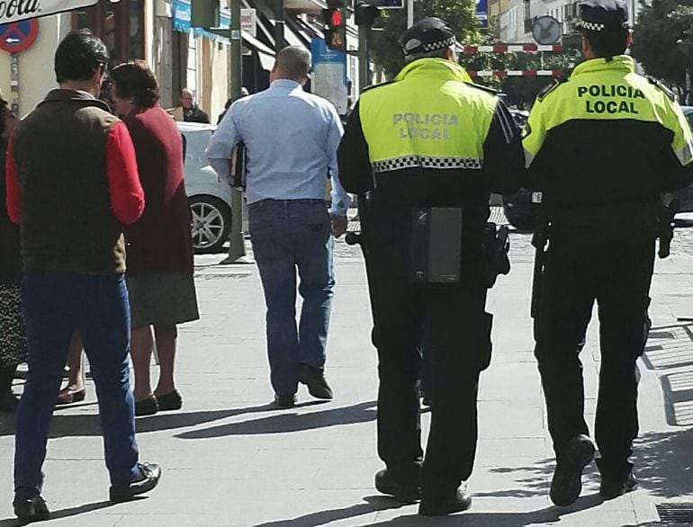 Agentes de la Policía Local patrullando por el centro de Jerez