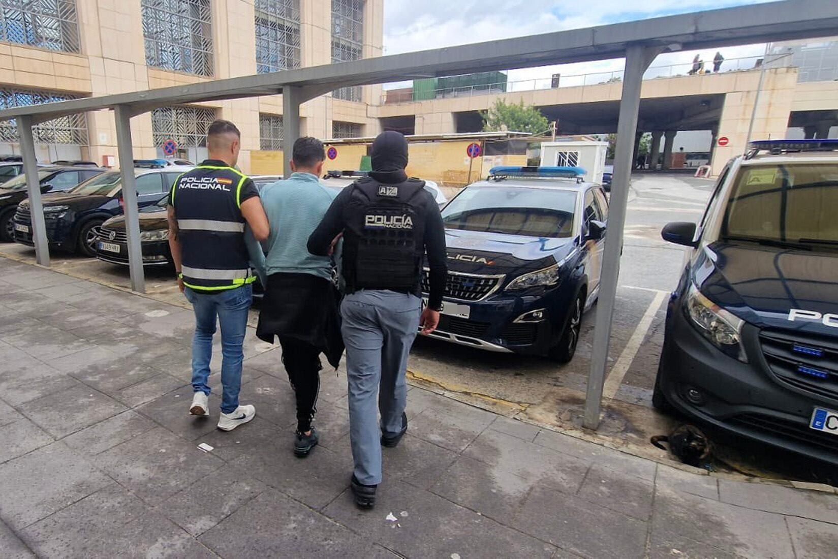 QUITO, 16/11/2025.- Fotografía publicada en la cuenta de la red social X del ministro ecuatoriano del Interior, John Reimberg. Wilmer Chavarría ('Pipo'), el máximo líder de Los Lobos, la banda criminal más grande y poderosa actualmente de Ecuador, fue detenido este domingo en España, tras haberse convertido en el delincuente más buscado por el país andino después de la recaptura del narcotraficante José Adolfo Macías Villamar ('Fito'), principal líder de Los Choneros, según anunció el Gobierno ecuatoriano. EFE/Cuenta de X del ministro ecuatoriano del Interior, John Reimberg -SOLO USO EDITORIAL/SOLO DISPONIBLE PARA ILUSTRAR LA NOTICIA QUE ACOMPAÑA (CRÉDITO OBLIGATORIO)-