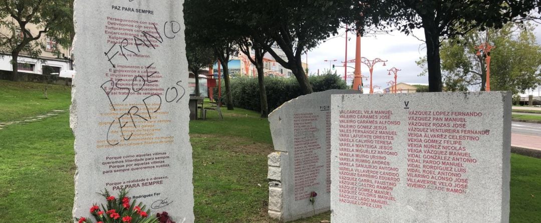 Pintadas en el monumento a la paz