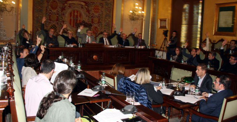 Els grups del PSC, C's i ERC-Avancem votant a favor del pressupost de la Paeria per al 2016 durant el Ple extraordinari del 25 de novembre del 2015. 