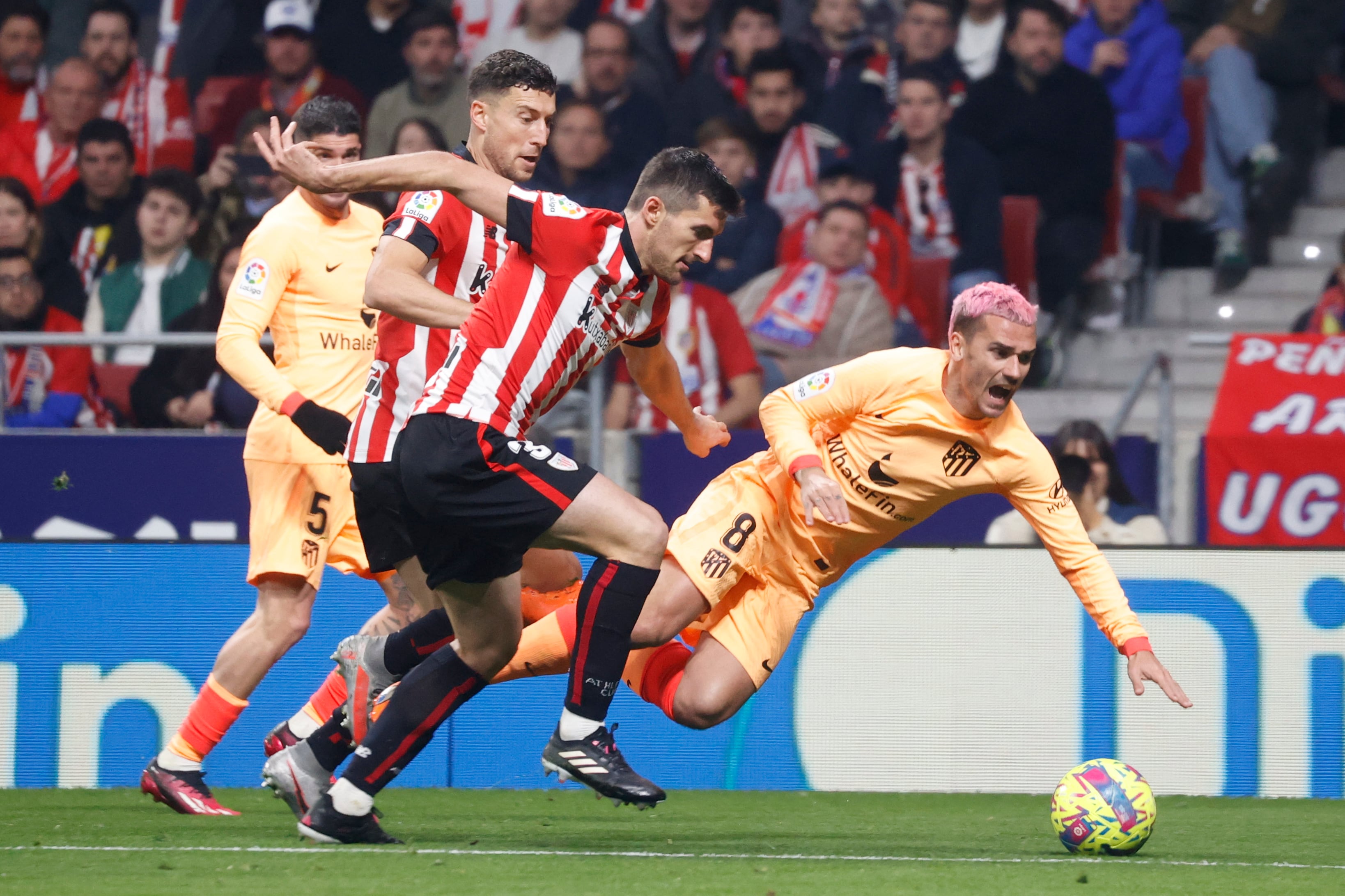 Dani Vivian se lleva el balón ante el delantero francés del Atlético de Madrid, Antoine Griezmann, durante el encuentro correspondiente a la pasada temporada en el Metropolitano