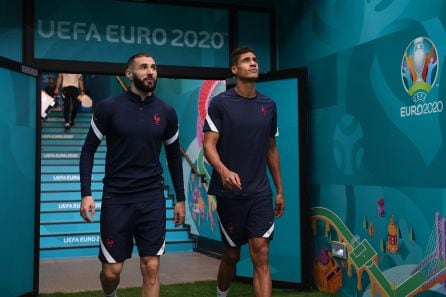 Varane y Benzema saltan al terreno de juego