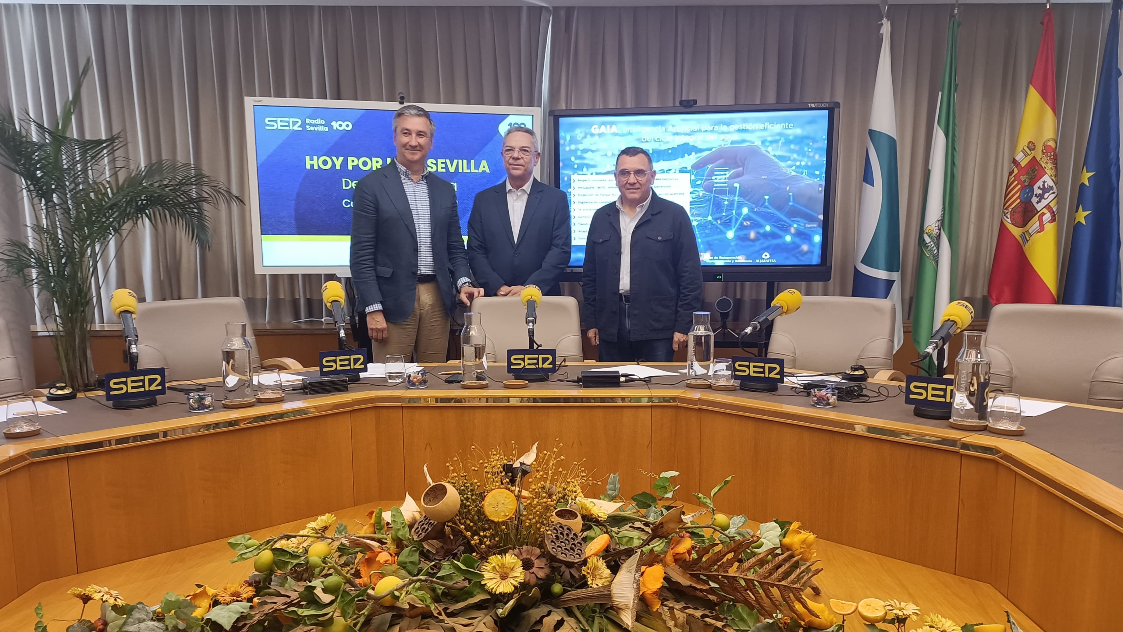 Antonio Valverde Macías y Joaquín Fernández Garro, vicepresidente y director-gerente respectivamente de Aljarafesa, con Salomón Hachuel