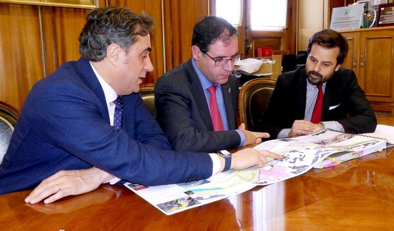 El alcalde (i) y el presidente de la Diputación junto al presidente del Colegio de Arquitectos (d)