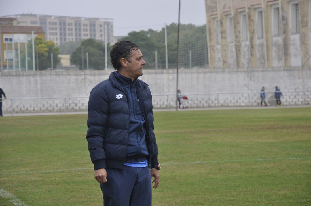 Paco Cala dirigiendo a su equipo desde el banquillo