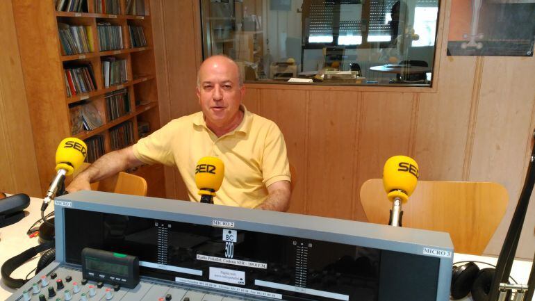 El edil socialista Elías Arranz en las instalaciones de Radio Peñafiel.