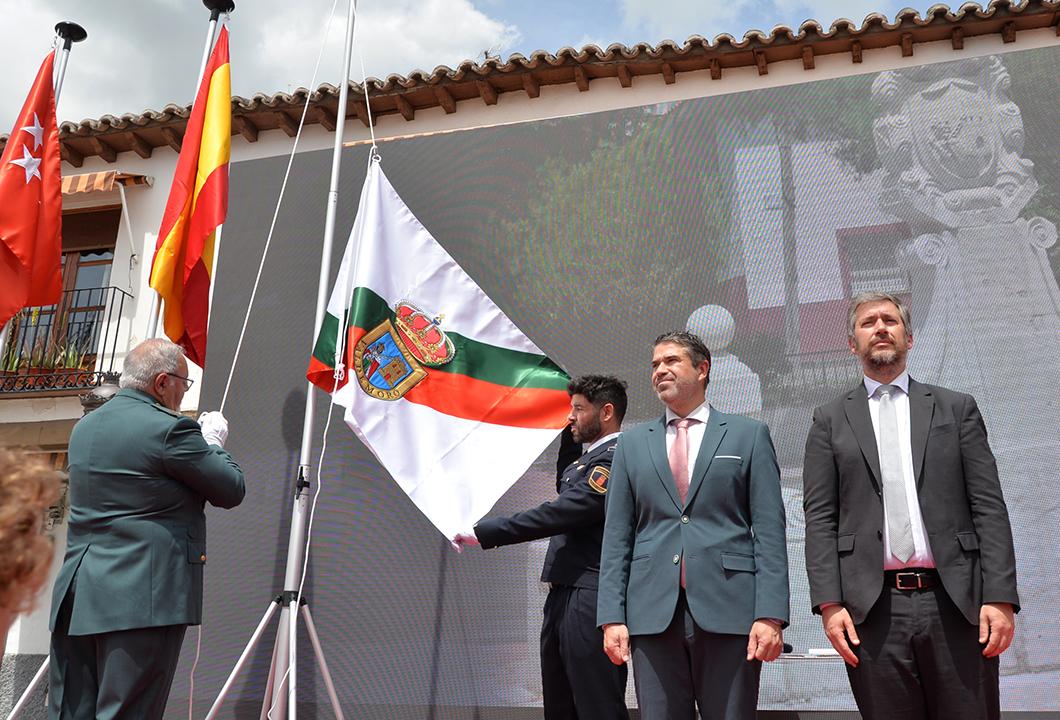 El izado de la nueva bandera de Valdemoro con el alcalde David Conde y el consejero madrileño de Presidencia Miguel Ángel García