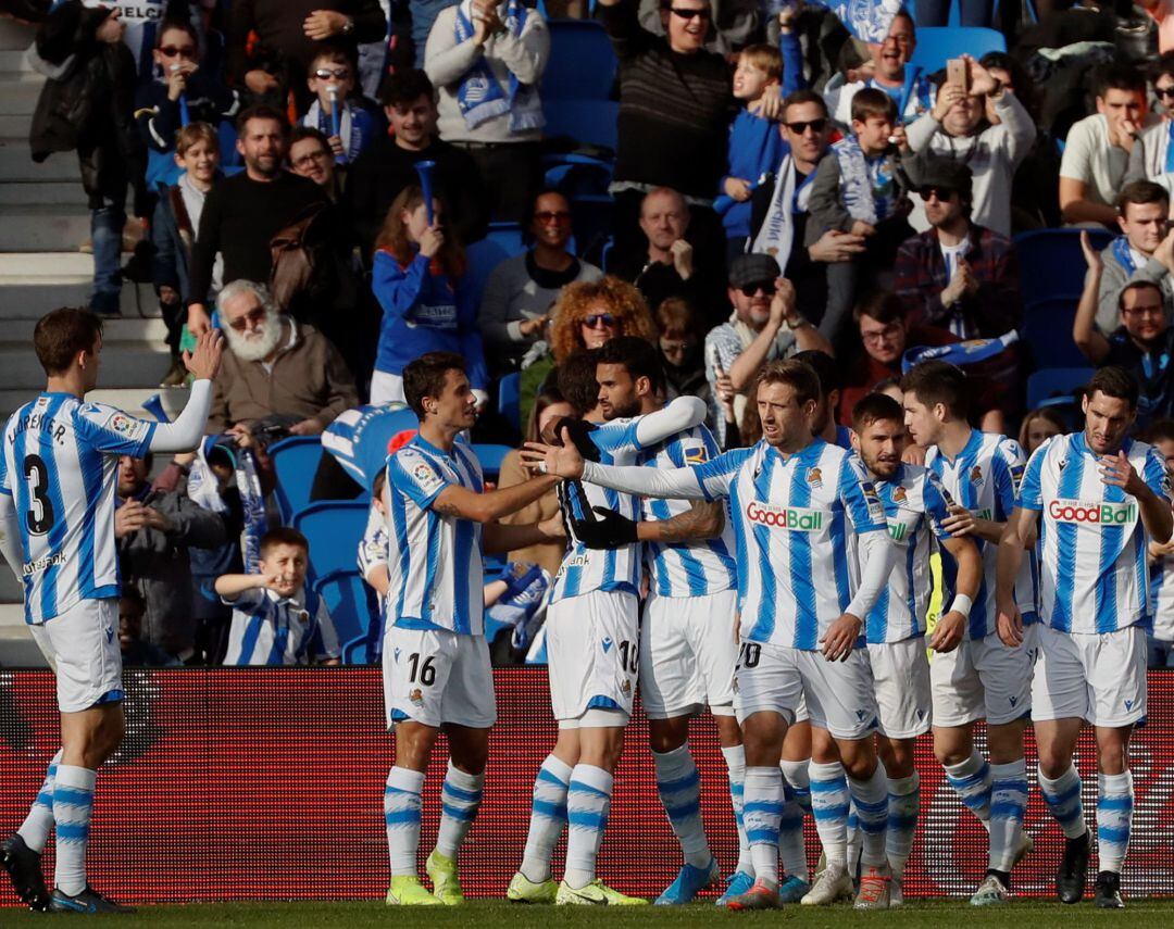 El delantero brasileño de la Real Sociedad, Willian José (4i), celebra su gol ante el Villareal, durante el partido de la jornada 19 de LaLiga Santander que se ha disputado este sábado en el estadio Reale Arena de San Sebastián