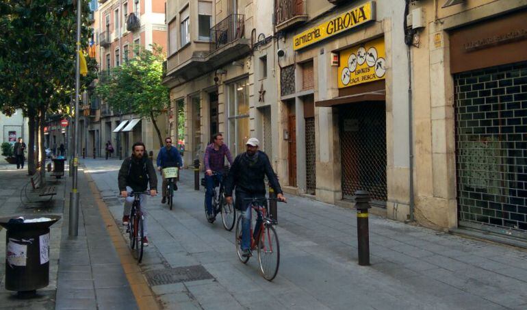 Ciclistes al carrer Santa Clara de Girona.
