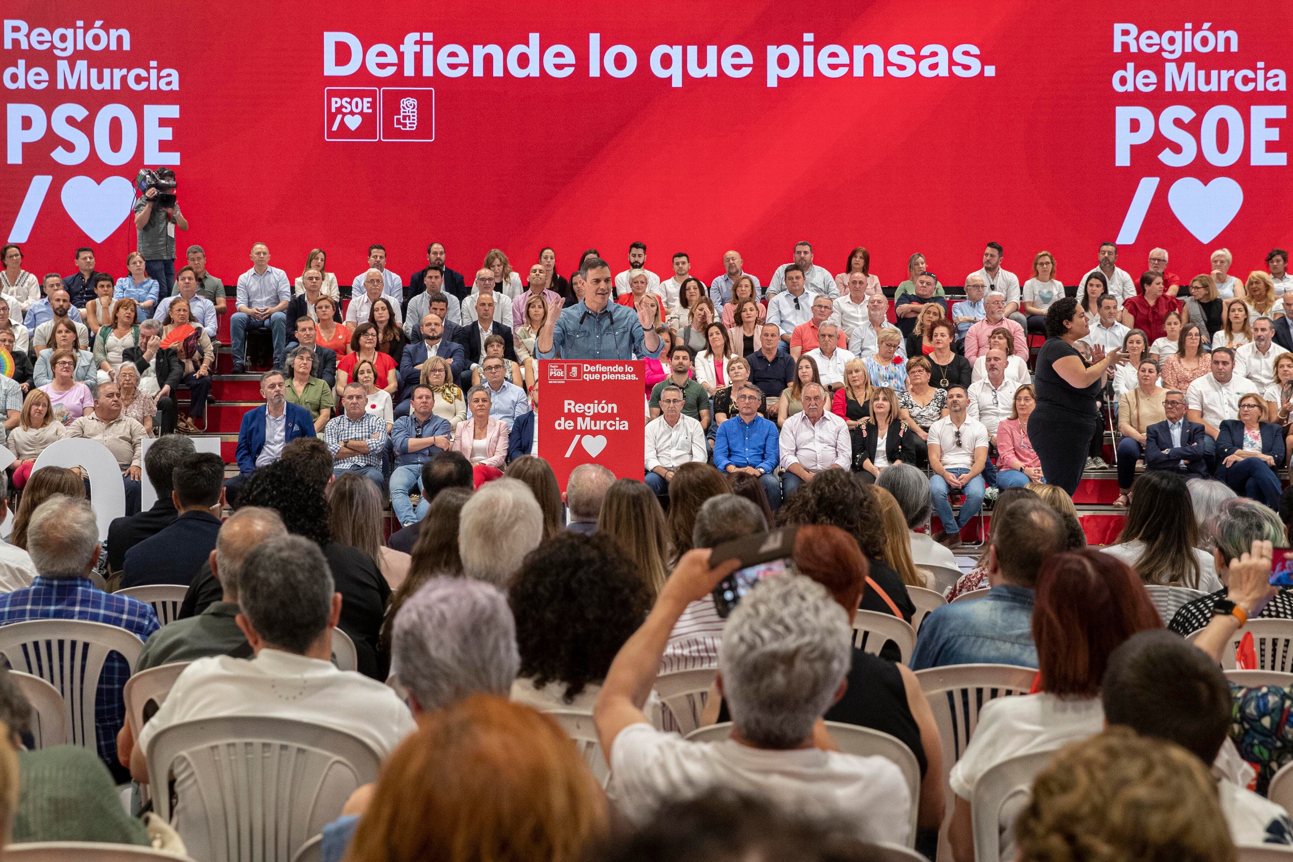 El presidente del Gobierno, Pedro Sánchez, durante su intervención en el mitin que ha ofrecido este sábado en Murcia, y en el que ha anunciado que el Gobierno financiará el 50% de Interrail para que miles de jóvenes de 18 a 30 años puedan viajar el próximo verano por Europa.