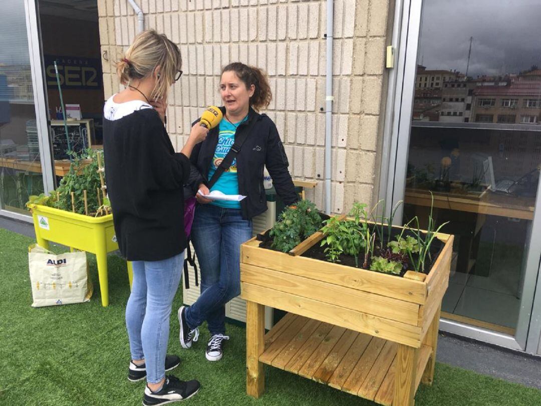 Naiara y Amaia en la huerta