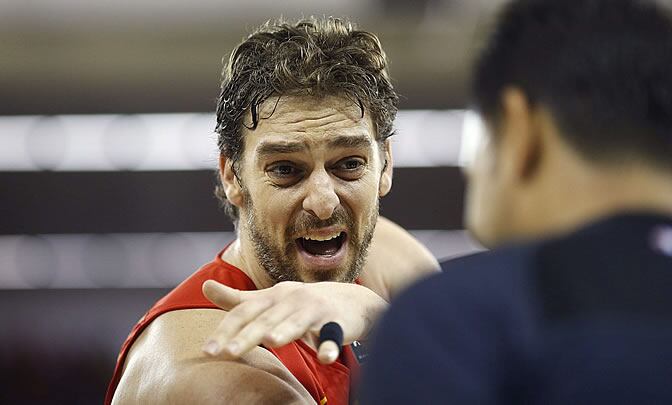 Pau Gasol recrimina a un árbitro una decisión