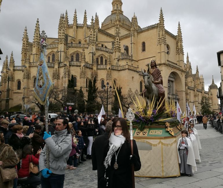 La Borriquilla de Moro recorriendo las principales calles del casco histórico durante la procesión de Domingo de Ramos