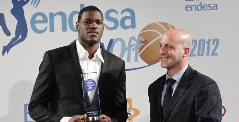 Latavious Williams recibe el trofeo como mejor jugador de la Liga Endesa 2012