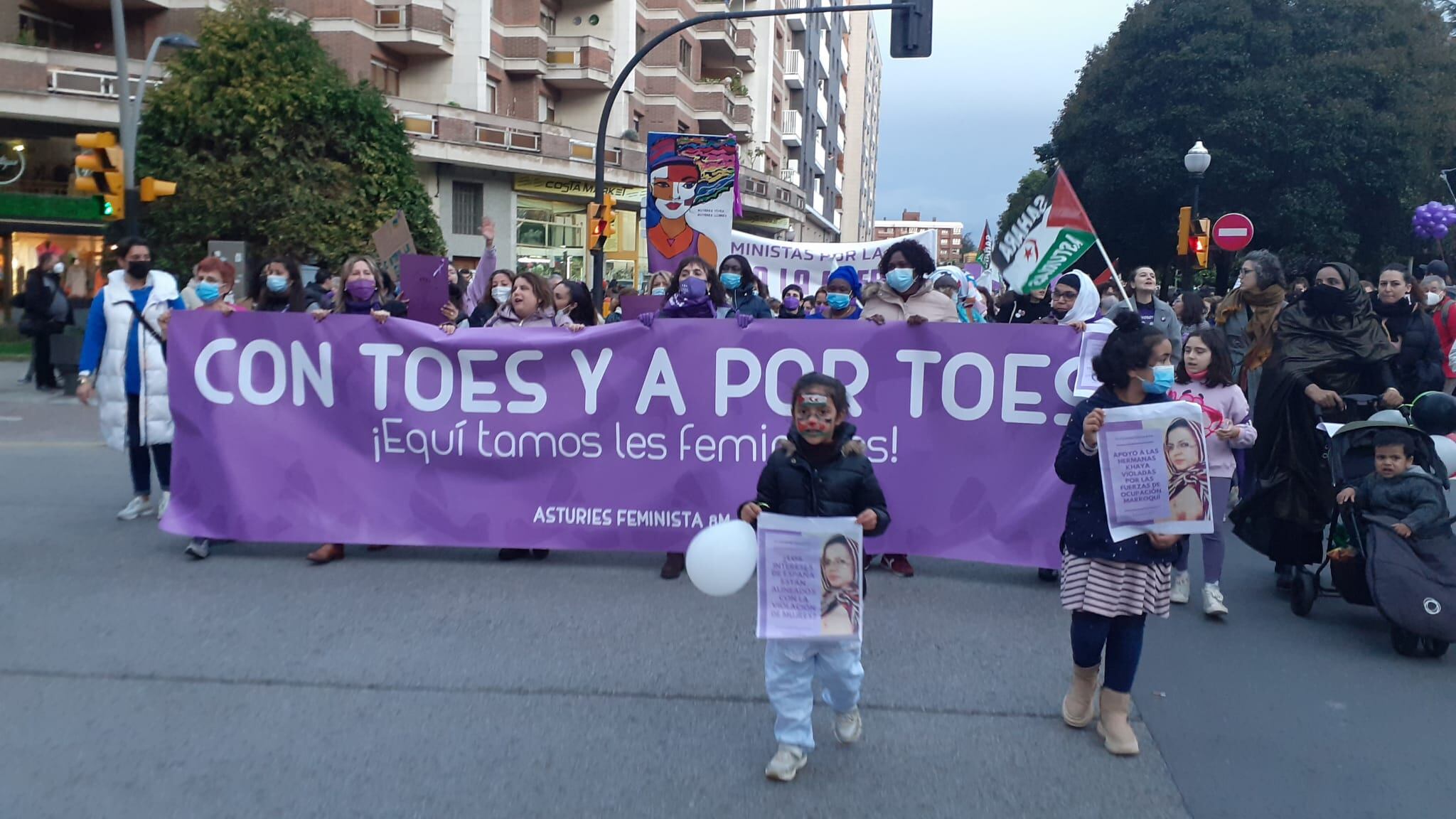 Miles de mujeres toman las calles de Gijón este 8 de marzo