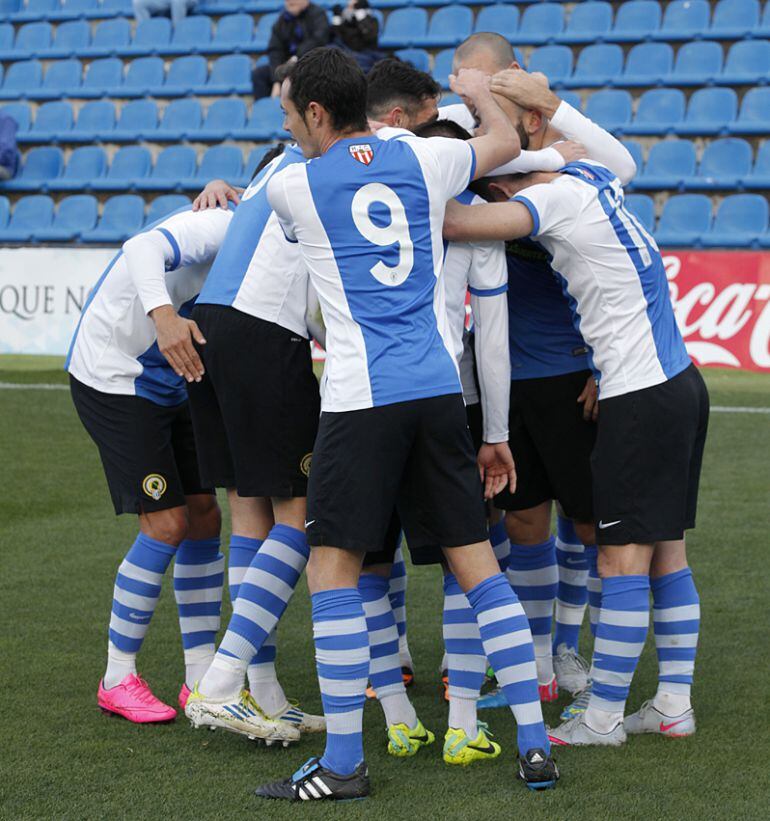 Los jugadores del Hércules celebran un gol