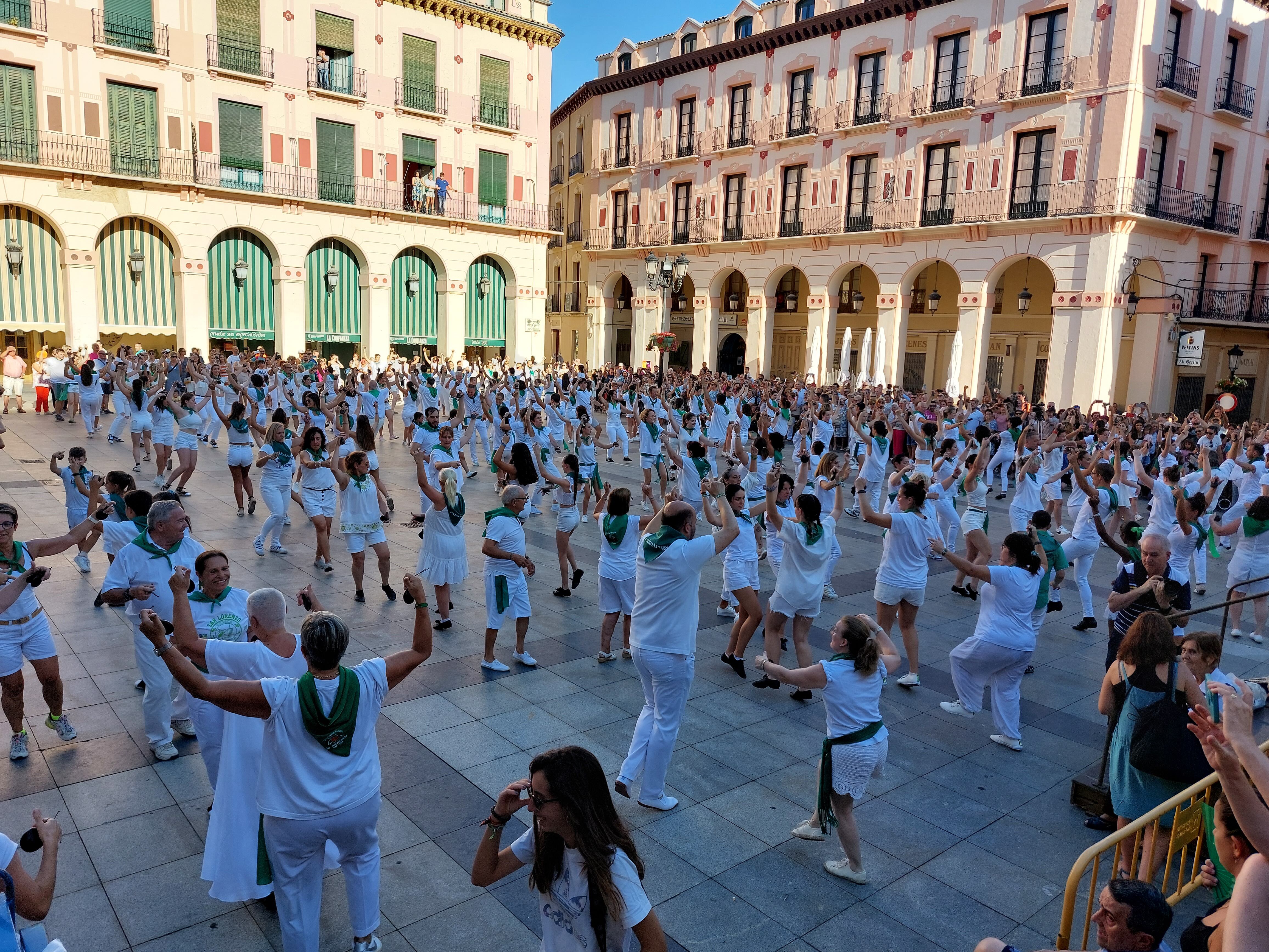 Cientos de personas bailaron la jota en la Plaza Luis López Allué