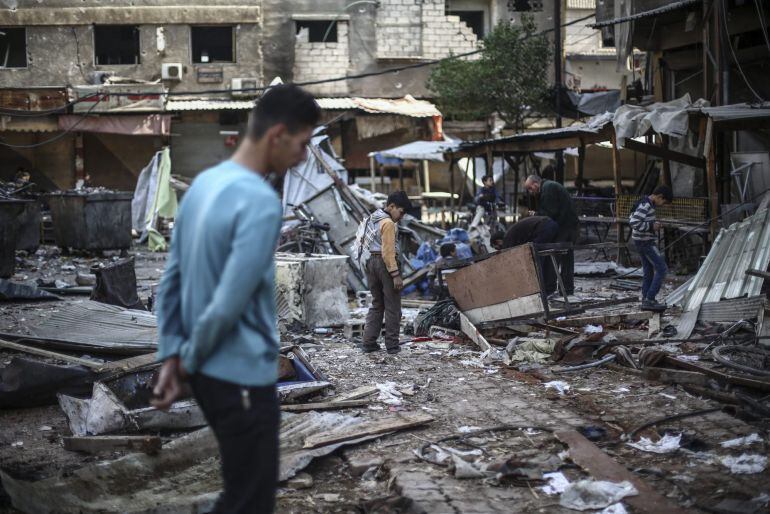 DOU05 DUMA (SIRIA) 30/10/2015.- Varios ciudadanos revisan los destrozos registrados en un mercado tras un ataque de las fuerzas del régimen sirio en Duma, a las afueras de Damasco (Siria) hoy, 30 de octubre de 2015. Al menos 40 personas murieron hoy y una