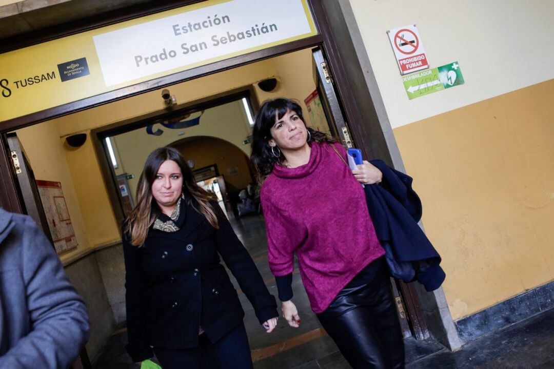 La candidata de Adelante Andalucía a presidir la Junta de Andalucía, Teresa Rodríguez, sale de la estación de Prado de San Sebastián