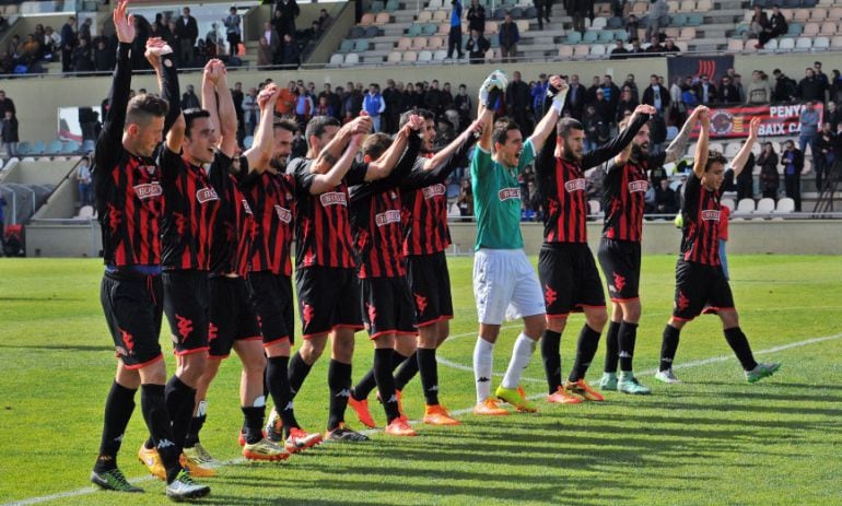 Els jugadors del Reus Deportiu celebren la victòria contra l'Alcoi.