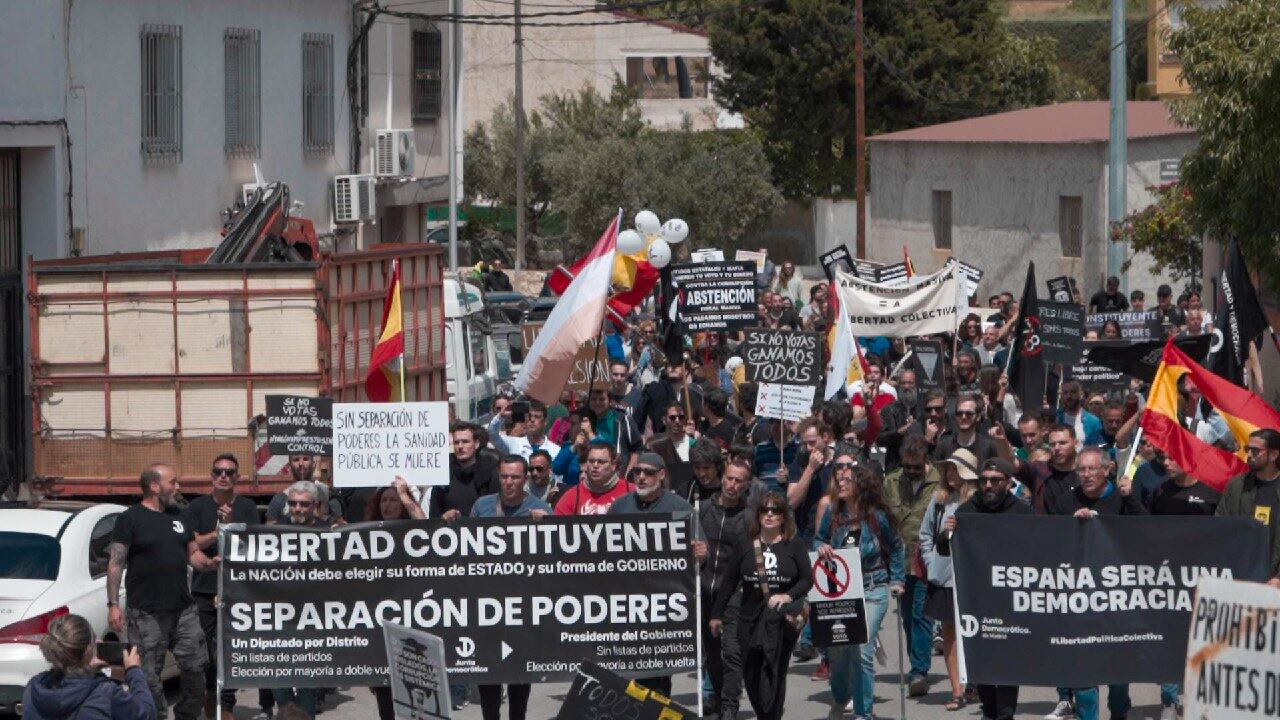 Benizar ha acogido una concentración de vecinos y la Junta Democrática de España contra el abandono político que sufre el pueblo