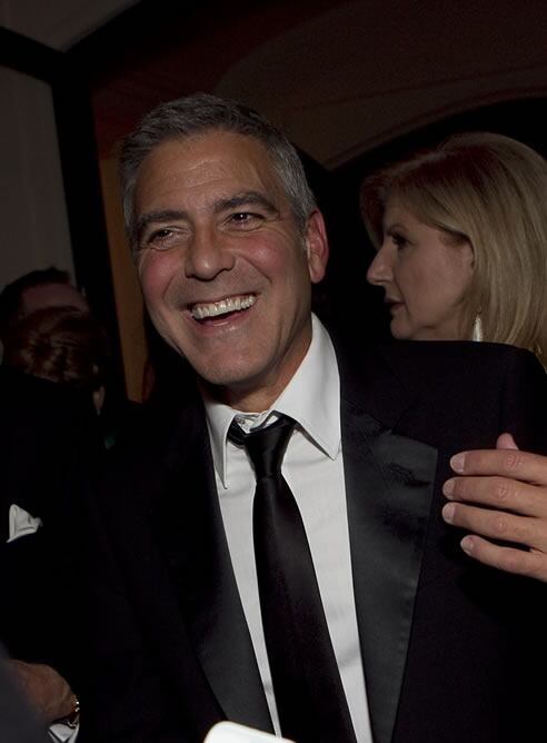 El actor George Clooney ríe en la cena anual de la Asociación de Corresponsales de la Casa Blanca mientras atiende a los medios