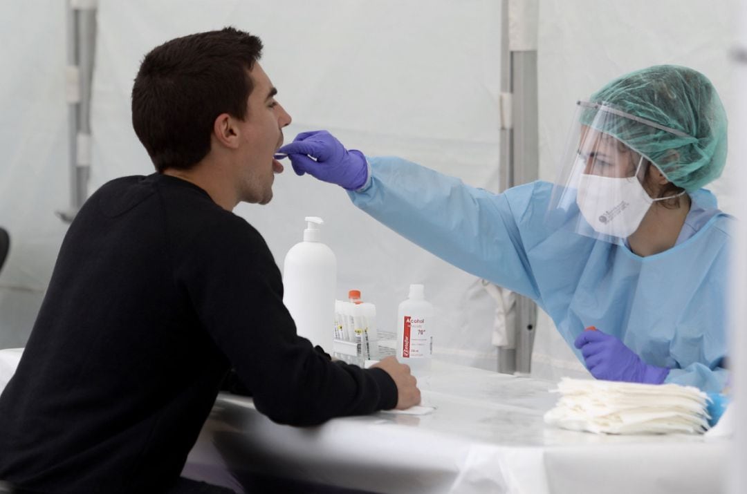 Un joven durante la realización de la prueba PCR