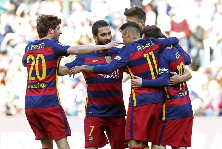 Los jugadores del Barça celebran uno de los goles.