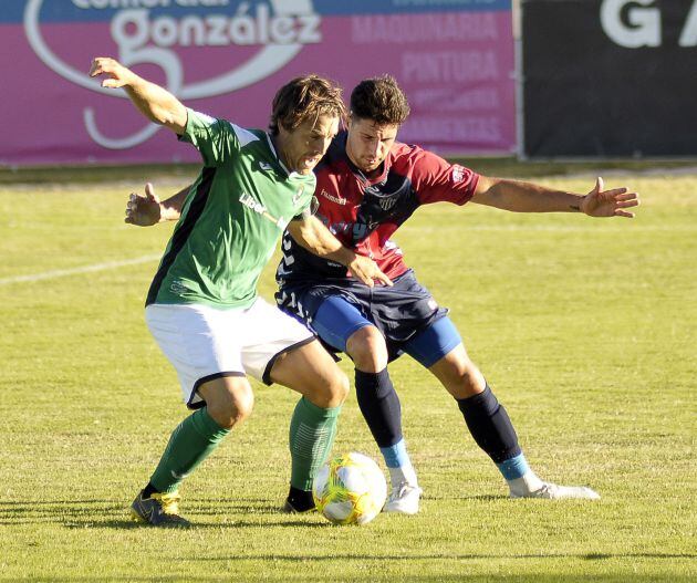 Astray pugna por el balón en el centro del campo