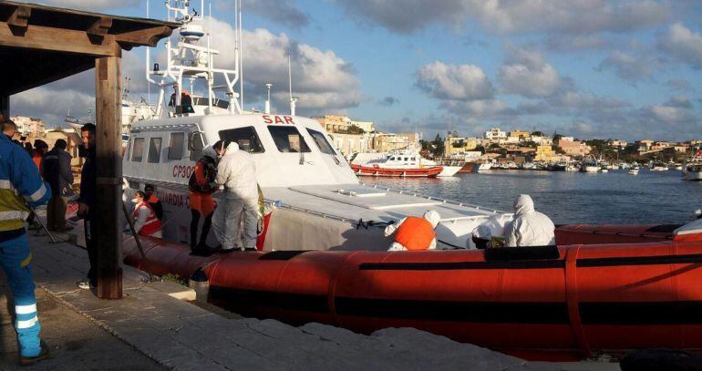 Un barco de la Guardia Costera italiana, con inmigrantes a bordo, llegó al puerto de Lampedusa (Italia).