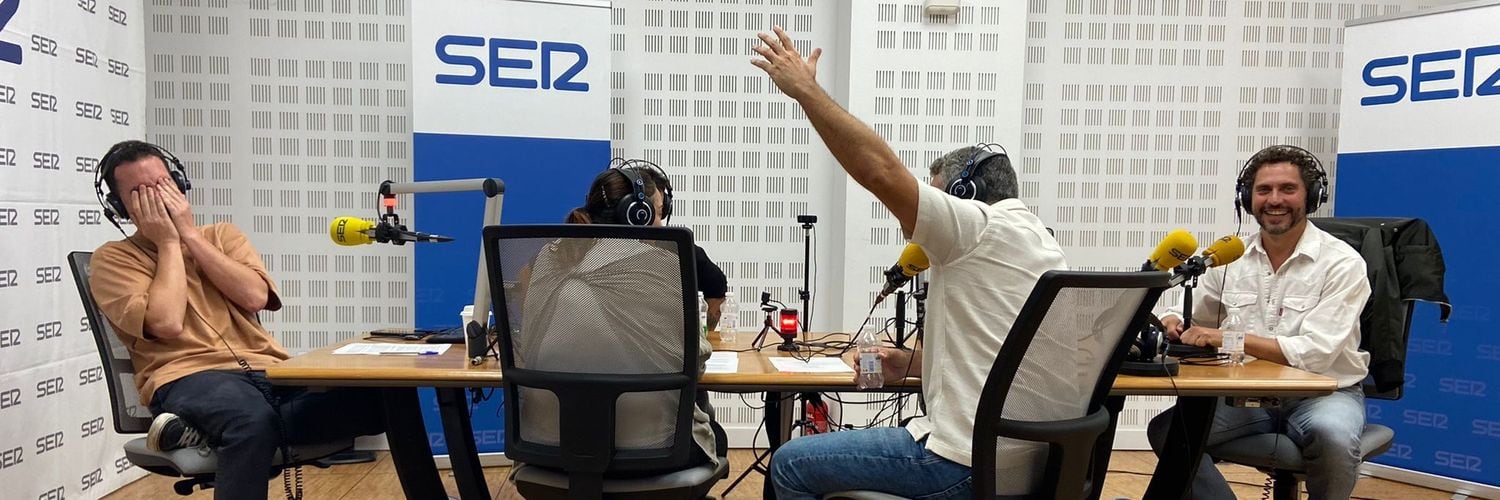 El equipo de 'No puede SER' en los estudios de Radio Sevilla durante la entrevista a Paco León (archivo)