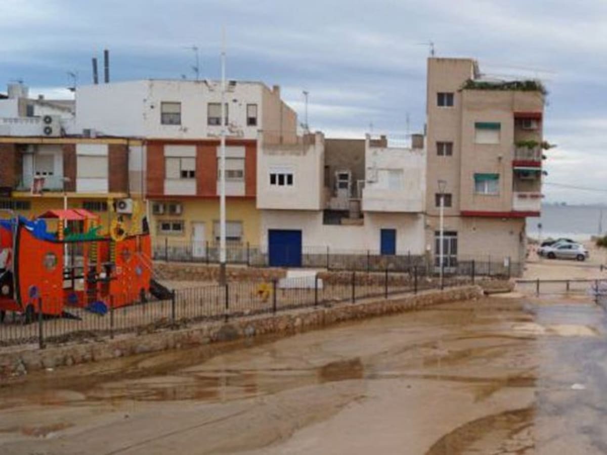 Los vecinos de Los Alcázares viven con "preocupación" la amenaza de lluvia estos días