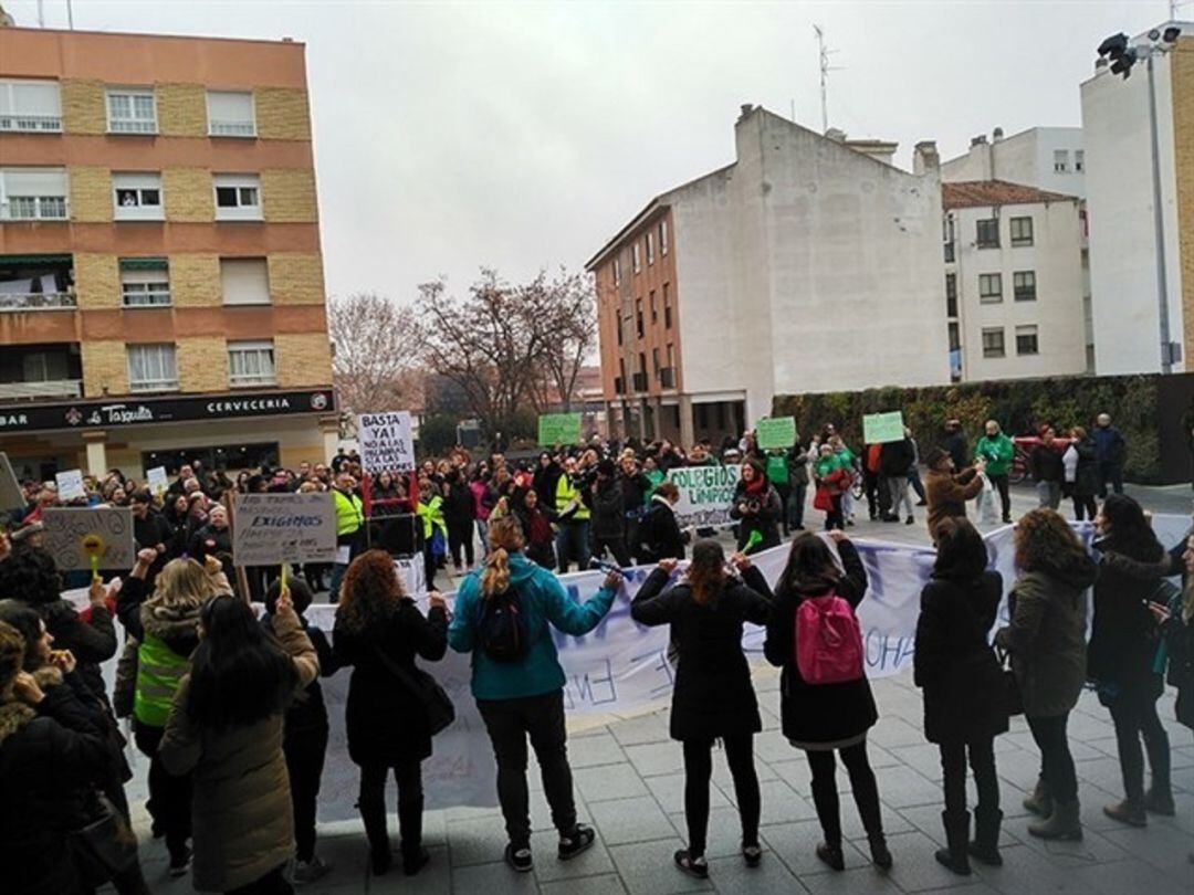 Concentración de los padres de los colegios públicos de Móstoles para protestar por la limpieza en los centros (foto de archivo)