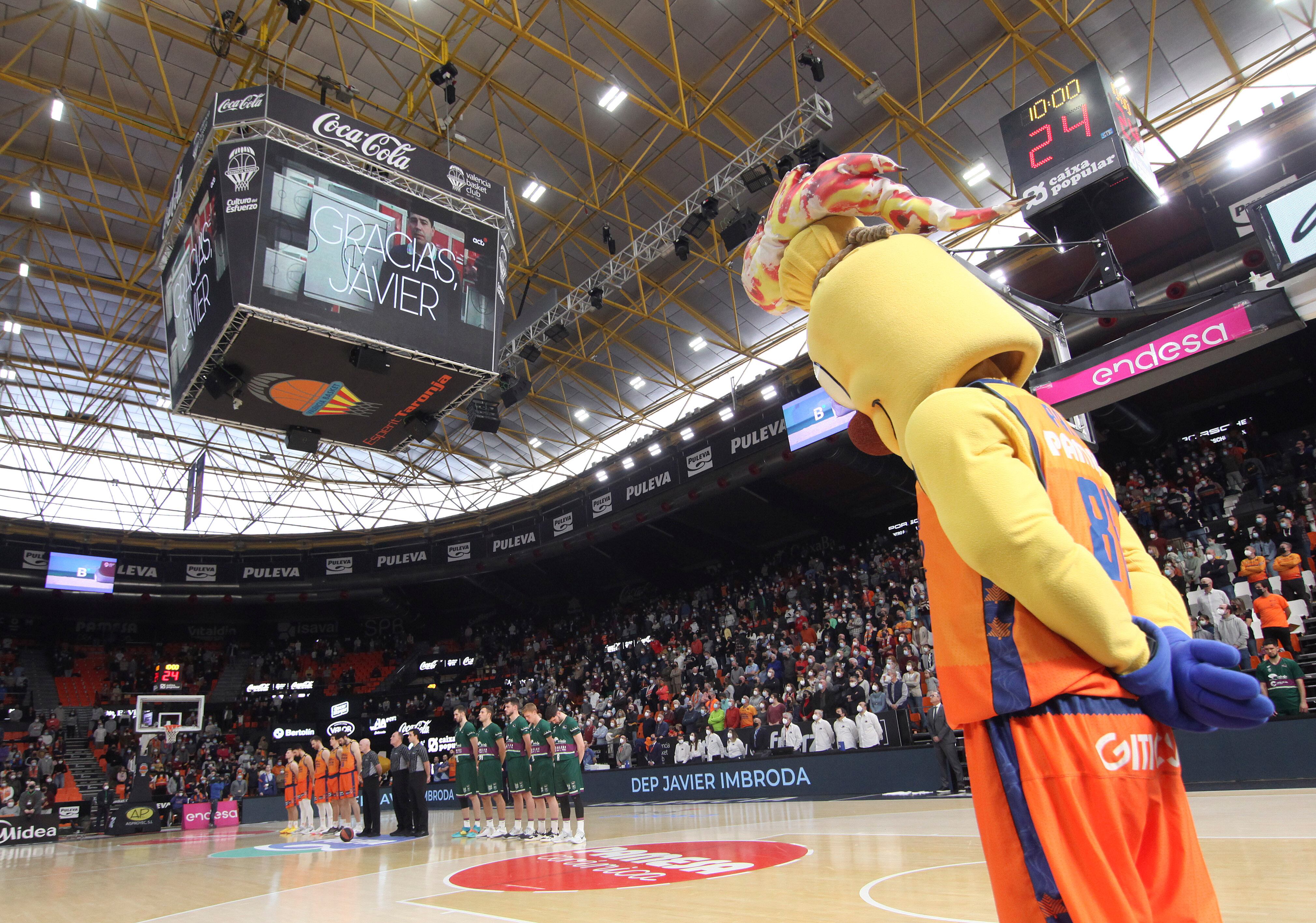 VALENCIA, 03/04/2022.- Los jugadores del Valencia Basket y de Unicaja Málaga guardan un minuto de silencio por el fallecimiento del exseleccionador nacional de baloncesto Javier Imbroda, durante en el encuentro de la fase regular de la Liga Endesa que Valencia Basket y Unicaja Málaga disputan hoy domingo en el pabellón Fuente de San Luis de Valencia. EFE / Miguel Ángel Polo.
