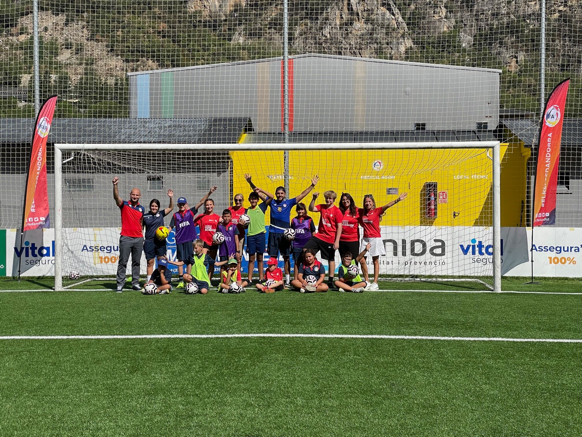 Els nens, els monitors i els responsables del campus cridant.