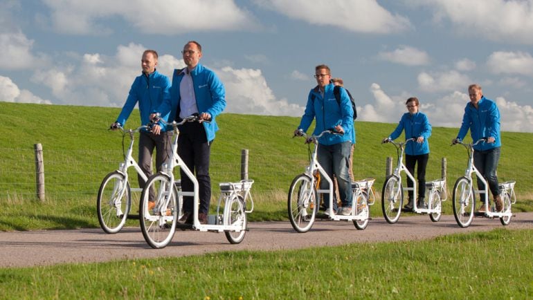 Este grupo uniformado de azul pasea por la campiña holandesa en su bicicleta que es a la vez una cinta de andar.